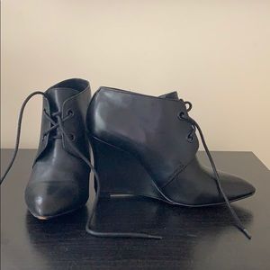 🔥 EUC Clarks Genuine Leather Wedge Booties